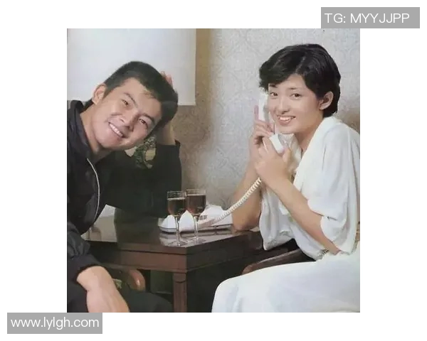 美国足球明星的妻子们揭秘她们的爱情故事与生活点滴